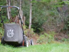 Kosiarki spalinowe Husqvarna – którą wybrać i dlaczego warto postawić na tę markę?