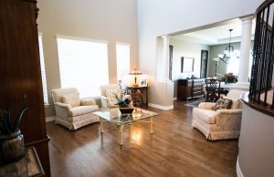 Podłogi drewniane we Wrocławiu – co wybrać, by połączyć estetykę z trwałością?