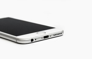 Hurtownia części do telefonów – co powinien oferować solidny partner B2B?