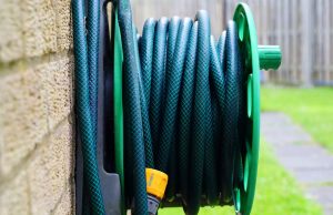 Zraszacz do węża ogrodowego – jak wybrać wydajny model do podlewania?