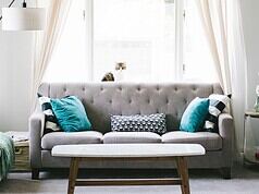 Dlaczego nadal warto mieć rozkładany mebel w salonie? rozkładany mebel