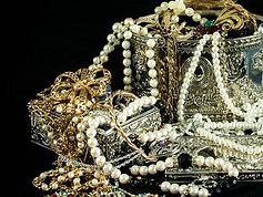 Dlaczego szkatułka na biżuterię to ponadczasowy pomysł na prezent dla kobiety? szkatułka