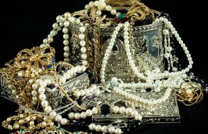 Dlaczego szkatułka na biżuterię to ponadczasowy pomysł na prezent dla kobiety? szkatułka