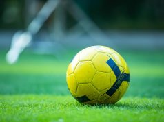 Co się dzieje, gdy bramkarz opuści pole karne z piłką w rękach?