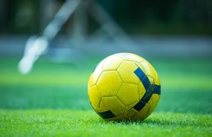 Co się dzieje, gdy bramkarz opuści pole karne z piłką w rękach?