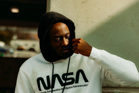 Bluzy NASA i bluzy z nadrukami – jak wybrać model, który łączy wygodę z mocnym stylem?