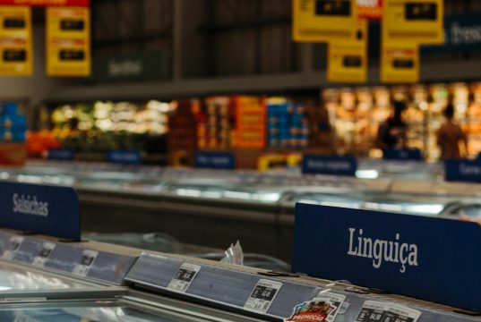 Zamrażarki skrzyniowe – jak wybrać rozwiązanie, które wspiera sprzedaż, wygodę pracy i lepszą organizację przestrzeni?