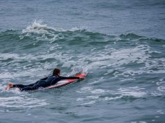 Obozy surfingowe za granicą – jak wybrać najlepszy kierunek na aktywny wyjazd?