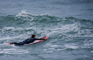 Obozy surfingowe za granicą – jak wybrać najlepszy kierunek na aktywny wyjazd?
